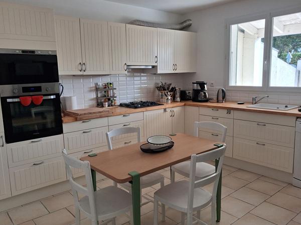 Maison de village avec piscine, jardin paysagé et commerces à pied