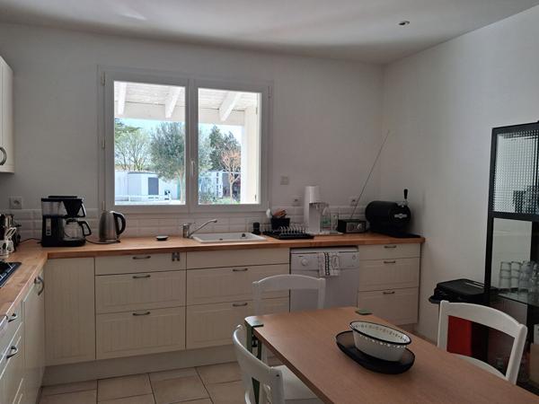 Maison de village avec piscine, jardin paysagé et commerces à pied