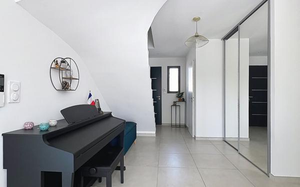 Maison à vendre    4 pièces •  Pia