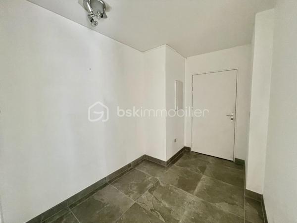 Et si vous profitiez enfin des avantages d’une maison… sans ses contraintes ?
Situé dans un environnement recherché à Melun, ce bel appartement 3 pièces de plus de 66 m² vous séduira immédiatement par sa configuration et sa qualité de vie.
Dès l’entrée, les volumes sont agréables et parfaitement agencés.
Le séjour lumineux s’ouvre directement sur une agréable terrasse à l’avant, idéale pour profiter des beaux jours, vous bénéficierez également d'un petit jardin privatif à l’arrière, clos, offrant un espace extérieur rare sur le secteur.
Un cadre parfait pour :
☀️ les repas d’été
🌿 un coin détente au calme
🐶 un animal de compagnie
👨‍👩‍👧 un jeune foyer recherchant de l’extérieur au quotidien
L’appartement propose également :
une cuisine indépendante (Possibilité ouverture),
deux belles chambres,
une vaste salle de bains avec WC
Vous profiterez également d'une place de stationnement privative sécurisée au sein de la résidence.
📍 Ce que l’on aime particulièrement :
✔ Résidence bien entretenue de la fin des années 90
✔ Gare de Melun accessible à pied
✔ Commerces et écoles à proximité immédiate
✔ Appartement en bon état général, charges maitrisées
✔ Double espace extérieur rare sur le marché local
💡 Un bien idéal pour les acquéreurs recherchant un cadre de vie plus vert, tout en conservant la praticité du centre-ville et des transports.
📞 Une visite suffira pour comprendre tout le potentiel et le confort de vie qu’offre cet appartement.