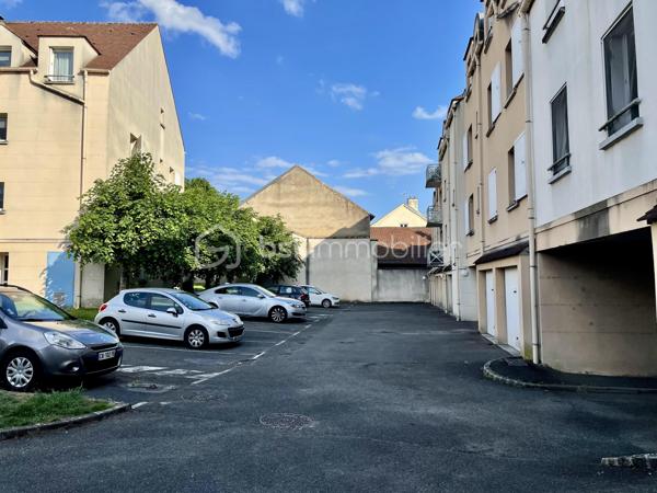 Et si vous profitiez enfin des avantages d’une maison… sans ses contraintes ?
Situé dans un environnement recherché à Melun, ce bel appartement 3 pièces de plus de 66 m² vous séduira immédiatement par sa configuration et sa qualité de vie.
Dès l’entrée, les volumes sont agréables et parfaitement agencés.
Le séjour lumineux s’ouvre directement sur une agréable terrasse à l’avant, idéale pour profiter des beaux jours, vous bénéficierez également d'un petit jardin privatif à l’arrière, clos, offrant un espace extérieur rare sur le secteur.
Un cadre parfait pour :
☀️ les repas d’été
🌿 un coin détente au calme
🐶 un animal de compagnie
👨‍👩‍👧 un jeune foyer recherchant de l’extérieur au quotidien
L’appartement propose également :
une cuisine indépendante (Possibilité ouverture),
deux belles chambres,
une vaste salle de bains avec WC
Vous profiterez également d'une place de stationnement privative sécurisée au sein de la résidence.
📍 Ce que l’on aime particulièrement :
✔ Résidence bien entretenue de la fin des années 90
✔ Gare de Melun accessible à pied
✔ Commerces et écoles à proximité immédiate
✔ Appartement en bon état général, charges maitrisées
✔ Double espace extérieur rare sur le marché local
💡 Un bien idéal pour les acquéreurs recherchant un cadre de vie plus vert, tout en conservant la praticité du centre-ville et des transports.
📞 Une visite suffira pour comprendre tout le potentiel et le confort de vie qu’offre cet appartement.