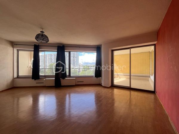 Dans l'emblématique Tour des Horizons, résidence sécurisée avec gardien au cœur de Rennes, au 2ème étage, un bel appartement lumineux comprenant une entrée desservant une grande pièce de vie avec accès balcon, une cuisine semi-ouverte, une chambre avec placards et une salle de bains avec wc. Une cave et un garage complètent l’ensemble.
Emplacement idéal : métros A et B, bus, commerces, restaurants, bords de Vilaine et le célèbre marché des Lices à moins de 5 minutes de marche.
Opportunité sur le marché, il correspond parfaitement à un achat pour ceux qui souhaitent profiter de la vie citadine, mais aussi à un investisseur recherchant un placement locatif sûr et demandé.
