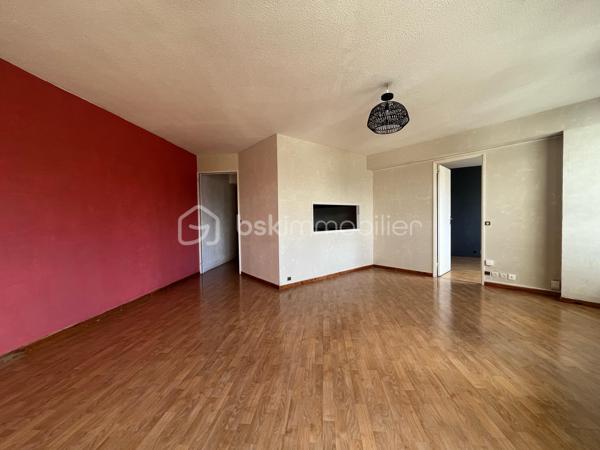 Dans l'emblématique Tour des Horizons, résidence sécurisée avec gardien au cœur de Rennes, au 2ème étage, un bel appartement lumineux comprenant une entrée desservant une grande pièce de vie avec accès balcon, une cuisine semi-ouverte, une chambre avec placards et une salle de bains avec wc. Une cave et un garage complètent l’ensemble.
Emplacement idéal : métros A et B, bus, commerces, restaurants, bords de Vilaine et le célèbre marché des Lices à moins de 5 minutes de marche.
Opportunité sur le marché, il correspond parfaitement à un achat pour ceux qui souhaitent profiter de la vie citadine, mais aussi à un investisseur recherchant un placement locatif sûr et demandé.