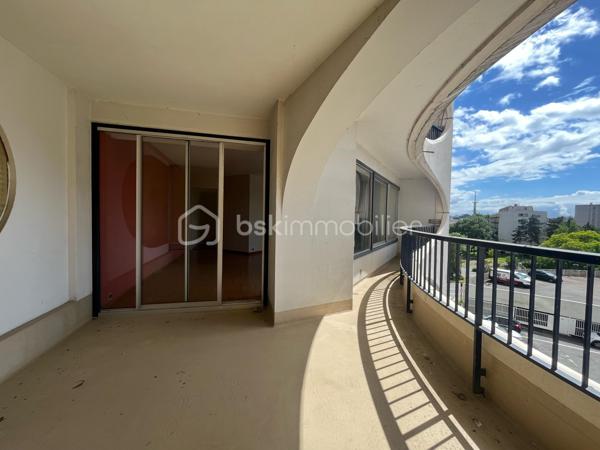 Dans l'emblématique Tour des Horizons, résidence sécurisée avec gardien au cœur de Rennes, au 2ème étage, un bel appartement lumineux comprenant une entrée desservant une grande pièce de vie avec accès balcon, une cuisine semi-ouverte, une chambre avec placards et une salle de bains avec wc. Une cave et un garage complètent l’ensemble.
Emplacement idéal : métros A et B, bus, commerces, restaurants, bords de Vilaine et le célèbre marché des Lices à moins de 5 minutes de marche.
Opportunité sur le marché, il correspond parfaitement à un achat pour ceux qui souhaitent profiter de la vie citadine, mais aussi à un investisseur recherchant un placement locatif sûr et demandé.