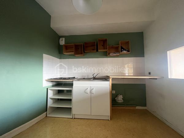 Dans l'emblématique Tour des Horizons, résidence sécurisée avec gardien au cœur de Rennes, au 2ème étage, un bel appartement lumineux comprenant une entrée desservant une grande pièce de vie avec accès balcon, une cuisine semi-ouverte, une chambre avec placards et une salle de bains avec wc. Une cave et un garage complètent l’ensemble.
Emplacement idéal : métros A et B, bus, commerces, restaurants, bords de Vilaine et le célèbre marché des Lices à moins de 5 minutes de marche.
Opportunité sur le marché, il correspond parfaitement à un achat pour ceux qui souhaitent profiter de la vie citadine, mais aussi à un investisseur recherchant un placement locatif sûr et demandé.