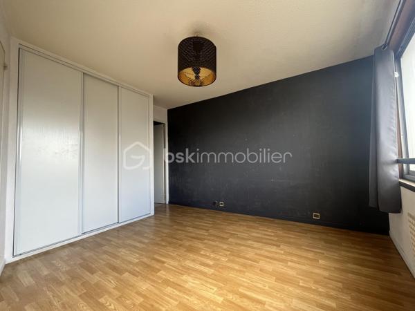 Dans l'emblématique Tour des Horizons, résidence sécurisée avec gardien au cœur de Rennes, au 2ème étage, un bel appartement lumineux comprenant une entrée desservant une grande pièce de vie avec accès balcon, une cuisine semi-ouverte, une chambre avec placards et une salle de bains avec wc. Une cave et un garage complètent l’ensemble.
Emplacement idéal : métros A et B, bus, commerces, restaurants, bords de Vilaine et le célèbre marché des Lices à moins de 5 minutes de marche.
Opportunité sur le marché, il correspond parfaitement à un achat pour ceux qui souhaitent profiter de la vie citadine, mais aussi à un investisseur recherchant un placement locatif sûr et demandé.