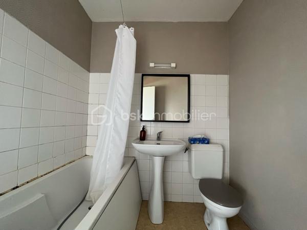 Dans l'emblématique Tour des Horizons, résidence sécurisée avec gardien au cœur de Rennes, au 2ème étage, un bel appartement lumineux comprenant une entrée desservant une grande pièce de vie avec accès balcon, une cuisine semi-ouverte, une chambre avec placards et une salle de bains avec wc. Une cave et un garage complètent l’ensemble.
Emplacement idéal : métros A et B, bus, commerces, restaurants, bords de Vilaine et le célèbre marché des Lices à moins de 5 minutes de marche.
Opportunité sur le marché, il correspond parfaitement à un achat pour ceux qui souhaitent profiter de la vie citadine, mais aussi à un investisseur recherchant un placement locatif sûr et demandé.