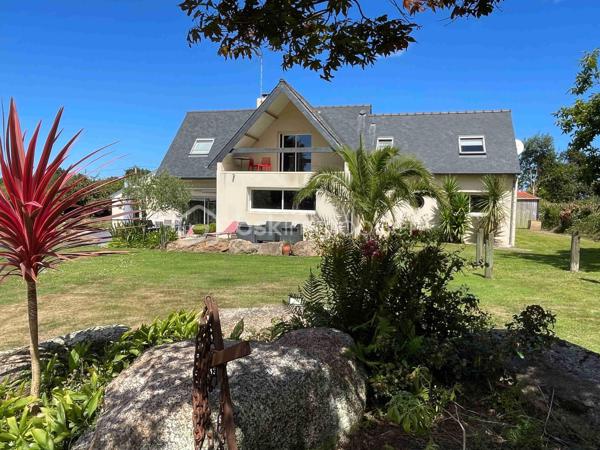 Idéal grande famille, maison avec confort de plain pied sur un magnifique terrain de 2385 m² située au calme et sans vis à vis. Elle se compose d'une entrée, cuisine équipée ouverte sur salle à manger, salon avec cheminée, 2 chambres dont une avec salle d'eau privative. buanderie. A l'étage palier desservant une salle de bain, 3 chambres dont une suite avec salle de bain privative et terrasse. Double garage avec grenier. Abris voiture et bateau. Chauffage au sol par géothermie. Maison très lumineuse aux prestations soignées.