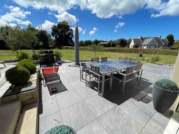 Idéal grande famille, maison avec confort de plain pied sur un magnifique terrain de 2385 m² située au calme et sans vis à vis. Elle se compose d'une entrée, cuisine équipée ouverte sur salle à manger, salon avec cheminée, 2 chambres dont une avec salle d'eau privative. buanderie. A l'étage palier desservant une salle de bain, 3 chambres dont une suite avec salle de bain privative et terrasse. Double garage avec grenier. Abris voiture et bateau. Chauffage au sol par géothermie. Maison très lumineuse aux prestations soignées.