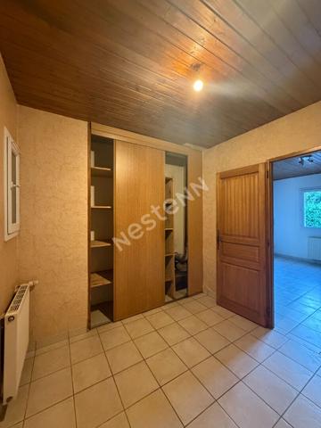 Maison a étage avec 3 chambres, garage et grand extérieur !