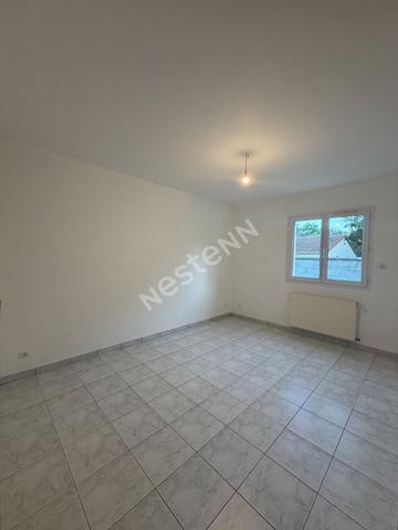 Maison a étage avec 3 chambres, garage et grand extérieur !