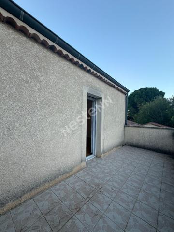 Maison a étage avec 3 chambres, garage et grand extérieur !