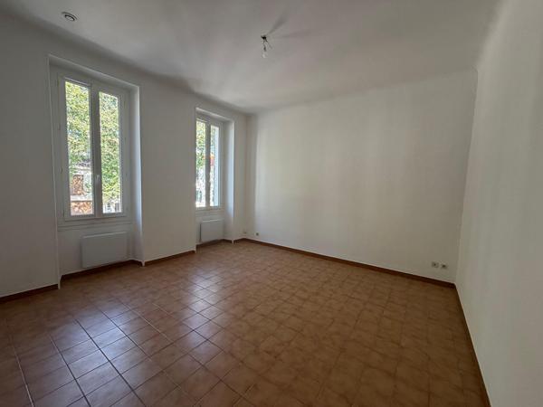 APPARTEMENT RENOVE- PLACE DE PARKING- COMMODITES A PROXIMITES
