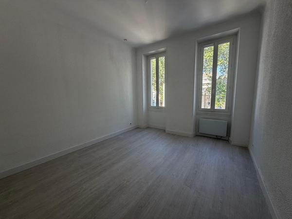 APPARTEMENT RENOVE- PLACE DE PARKING- COMMODITES A PROXIMITES