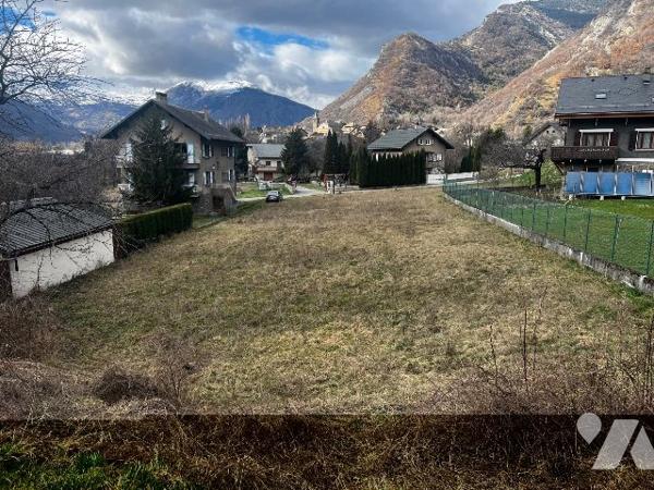 Grand terrain plat avec vue montagne