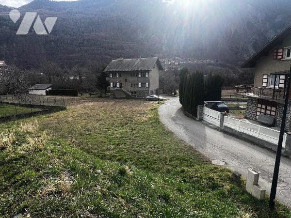 Grand terrain plat avec vue montagne