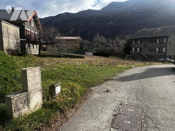 Grand terrain plat avec vue montagne