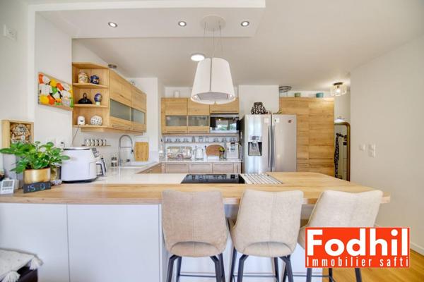 Appartement 4 piéces, 3 chambres avec balcon et 2 parkings.