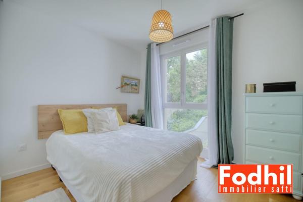 Appartement 4 piéces, 3 chambres avec balcon et 2 parkings.