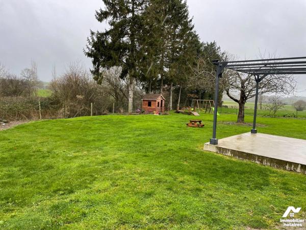 Sur l'axe LASSAY-LES-CHATEAUX/BAGNOLES DE L'ORNE maison en pierres comprenant :
- Au rez-de-ch...