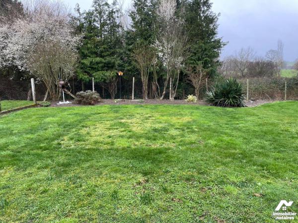 Sur l'axe LASSAY-LES-CHATEAUX/BAGNOLES DE L'ORNE maison en pierres comprenant :
- Au rez-de-ch...