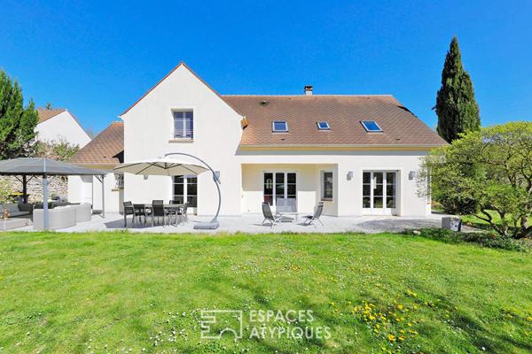 Maison contemporaine avec jardin et verger