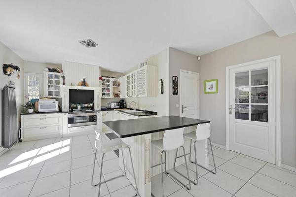 Maison contemporaine avec jardin et verger