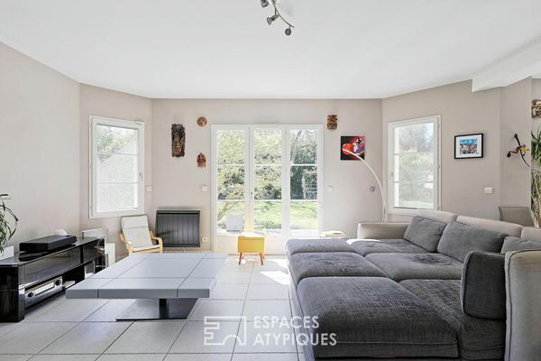 Maison contemporaine avec jardin et verger