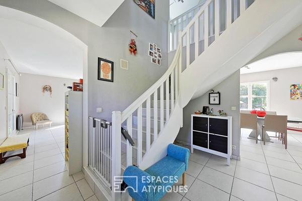 Maison contemporaine avec jardin et verger