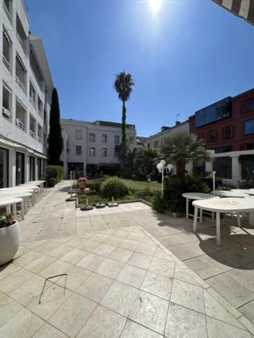 En résidence Sénior Appartement large studio avec balcon climatisation