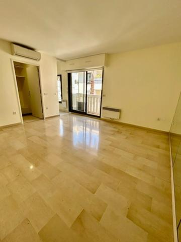 En résidence Sénior Appartement large studio avec balcon climatisation