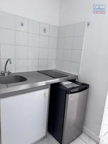 A louer un appartement de type F1 sur la résidence Les Orangelles à Sainte Clotilde.