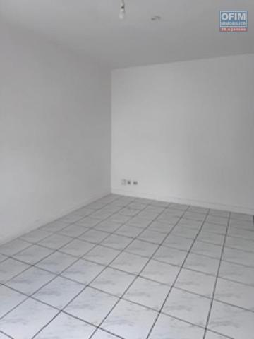 A louer un appartement de type F1 sur la résidence Les Orangelles à Sainte Clotilde.