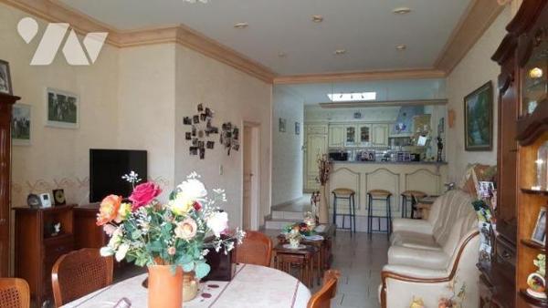 A VENDRE à VILLAINES-LA-JUHEL centre (53): agréable maison d'habitation comprenant salon/séjour...