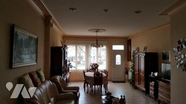 A VENDRE à VILLAINES-LA-JUHEL centre (53): agréable maison d'habitation comprenant salon/séjour...