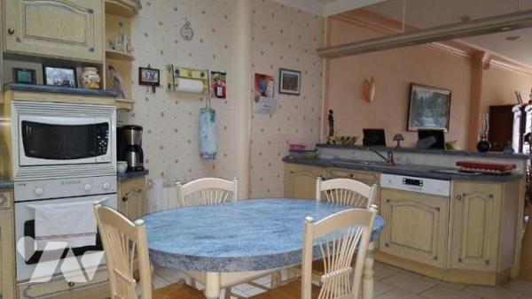 A VENDRE à VILLAINES-LA-JUHEL centre (53): agréable maison d'habitation comprenant salon/séjour...