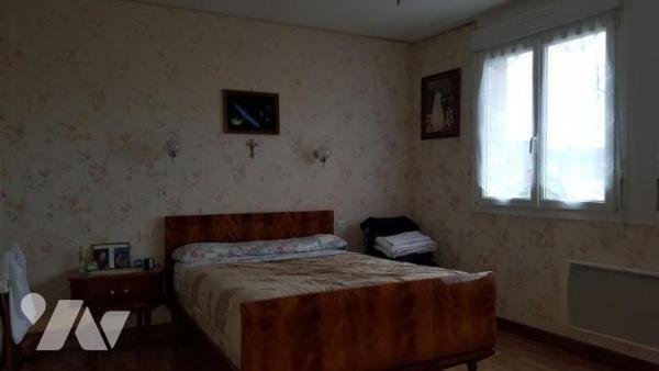 A VENDRE à VILLAINES-LA-JUHEL centre (53): agréable maison d'habitation comprenant salon/séjour...