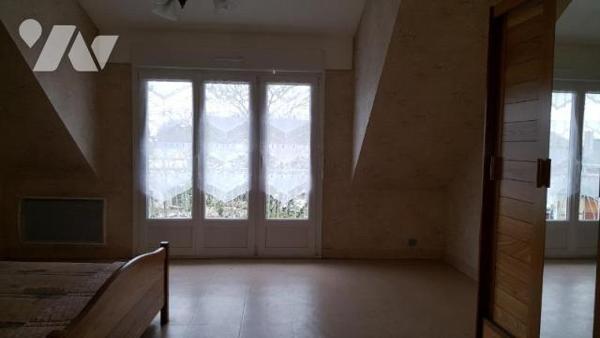 A VENDRE à VILLAINES-LA-JUHEL centre (53): agréable maison d'habitation comprenant salon/séjour...