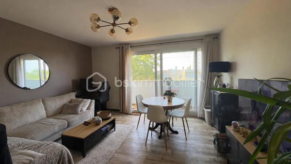 À Saint-Quentin, découvrez cet appartement entièrement rénové situé au 5ᵉ étage avec ascenseur d’une résidence entretenue.

Dès l’entrée, vous serez séduit par sa luminosité exceptionnelle et son agencement fonctionnel. Le vaste salon-séjour baigné de lumière s’ouvre sur un agréable balcon, parfait pour profiter d’un café au soleil ou d’un moment de détente après une journée de travail.

L’appartement comprend :

* Une belle pièce de vie lumineuse
* Une cuisine fonctionnelle avec Loggia.
* Deux chambres avec placards intégrés
* Une salle de bains
* Un balcon
* Une cave
* Ascenseur et interphone

Aucun travaux à prévoir : vous posez vos meubles et profitez immédiatement de votre nouveau logement.

Les atouts :

* Appartement entièrement rénové
* Très lumineux
* Balcon agréable
* Résidence bien entretenue
* Cave privative
* Ascenseur
* Proximité immédiate des commerces, écoles et transports
* Idéal premier achat
* Parfait également pour un investissement locatif

Une opportunité rare pour les acquéreurs recherchant un bien clé en main sans mauvaise surprise.

Prix : 75 900 € FAI

Pour plus d’informations ou organiser une visite, contactez Damien Lethellier – BSK Immobilier.