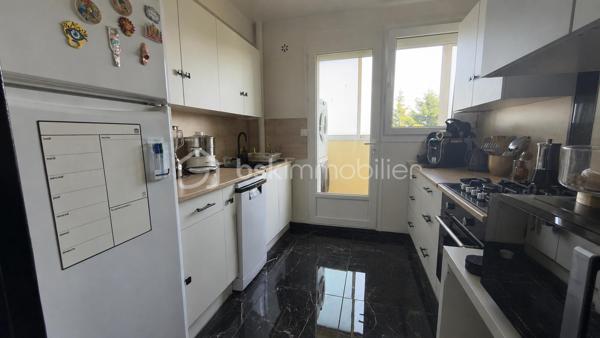 À Saint-Quentin, découvrez cet appartement entièrement rénové situé au 5ᵉ étage avec ascenseur d’une résidence entretenue.

Dès l’entrée, vous serez séduit par sa luminosité exceptionnelle et son agencement fonctionnel. Le vaste salon-séjour baigné de lumière s’ouvre sur un agréable balcon, parfait pour profiter d’un café au soleil ou d’un moment de détente après une journée de travail.

L’appartement comprend :

* Une belle pièce de vie lumineuse
* Une cuisine fonctionnelle avec Loggia.
* Deux chambres avec placards intégrés
* Une salle de bains
* Un balcon
* Une cave
* Ascenseur et interphone

Aucun travaux à prévoir : vous posez vos meubles et profitez immédiatement de votre nouveau logement.

Les atouts :

* Appartement entièrement rénové
* Très lumineux
* Balcon agréable
* Résidence bien entretenue
* Cave privative
* Ascenseur
* Proximité immédiate des commerces, écoles et transports
* Idéal premier achat
* Parfait également pour un investissement locatif

Une opportunité rare pour les acquéreurs recherchant un bien clé en main sans mauvaise surprise.

Prix : 75 900 € FAI

Pour plus d’informations ou organiser une visite, contactez Damien Lethellier – BSK Immobilier.