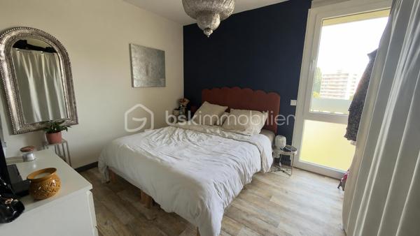À Saint-Quentin, découvrez cet appartement entièrement rénové situé au 5ᵉ étage avec ascenseur d’une résidence entretenue.

Dès l’entrée, vous serez séduit par sa luminosité exceptionnelle et son agencement fonctionnel. Le vaste salon-séjour baigné de lumière s’ouvre sur un agréable balcon, parfait pour profiter d’un café au soleil ou d’un moment de détente après une journée de travail.

L’appartement comprend :

* Une belle pièce de vie lumineuse
* Une cuisine fonctionnelle avec Loggia.
* Deux chambres avec placards intégrés
* Une salle de bains
* Un balcon
* Une cave
* Ascenseur et interphone

Aucun travaux à prévoir : vous posez vos meubles et profitez immédiatement de votre nouveau logement.

Les atouts :

* Appartement entièrement rénové
* Très lumineux
* Balcon agréable
* Résidence bien entretenue
* Cave privative
* Ascenseur
* Proximité immédiate des commerces, écoles et transports
* Idéal premier achat
* Parfait également pour un investissement locatif

Une opportunité rare pour les acquéreurs recherchant un bien clé en main sans mauvaise surprise.

Prix : 75 900 € FAI

Pour plus d’informations ou organiser une visite, contactez Damien Lethellier – BSK Immobilier.