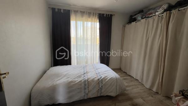 À Saint-Quentin, découvrez cet appartement entièrement rénové situé au 5ᵉ étage avec ascenseur d’une résidence entretenue.

Dès l’entrée, vous serez séduit par sa luminosité exceptionnelle et son agencement fonctionnel. Le vaste salon-séjour baigné de lumière s’ouvre sur un agréable balcon, parfait pour profiter d’un café au soleil ou d’un moment de détente après une journée de travail.

L’appartement comprend :

* Une belle pièce de vie lumineuse
* Une cuisine fonctionnelle avec Loggia.
* Deux chambres avec placards intégrés
* Une salle de bains
* Un balcon
* Une cave
* Ascenseur et interphone

Aucun travaux à prévoir : vous posez vos meubles et profitez immédiatement de votre nouveau logement.

Les atouts :

* Appartement entièrement rénové
* Très lumineux
* Balcon agréable
* Résidence bien entretenue
* Cave privative
* Ascenseur
* Proximité immédiate des commerces, écoles et transports
* Idéal premier achat
* Parfait également pour un investissement locatif

Une opportunité rare pour les acquéreurs recherchant un bien clé en main sans mauvaise surprise.

Prix : 75 900 € FAI

Pour plus d’informations ou organiser une visite, contactez Damien Lethellier – BSK Immobilier.