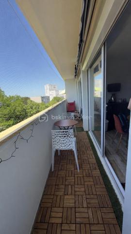À Saint-Quentin, découvrez cet appartement entièrement rénové situé au 5ᵉ étage avec ascenseur d’une résidence entretenue.

Dès l’entrée, vous serez séduit par sa luminosité exceptionnelle et son agencement fonctionnel. Le vaste salon-séjour baigné de lumière s’ouvre sur un agréable balcon, parfait pour profiter d’un café au soleil ou d’un moment de détente après une journée de travail.

L’appartement comprend :

* Une belle pièce de vie lumineuse
* Une cuisine fonctionnelle avec Loggia.
* Deux chambres avec placards intégrés
* Une salle de bains
* Un balcon
* Une cave
* Ascenseur et interphone

Aucun travaux à prévoir : vous posez vos meubles et profitez immédiatement de votre nouveau logement.

Les atouts :

* Appartement entièrement rénové
* Très lumineux
* Balcon agréable
* Résidence bien entretenue
* Cave privative
* Ascenseur
* Proximité immédiate des commerces, écoles et transports
* Idéal premier achat
* Parfait également pour un investissement locatif

Une opportunité rare pour les acquéreurs recherchant un bien clé en main sans mauvaise surprise.

Prix : 75 900 € FAI

Pour plus d’informations ou organiser une visite, contactez Damien Lethellier – BSK Immobilier.