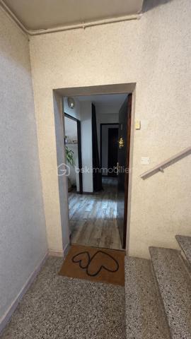 À Saint-Quentin, découvrez cet appartement entièrement rénové situé au 5ᵉ étage avec ascenseur d’une résidence entretenue.

Dès l’entrée, vous serez séduit par sa luminosité exceptionnelle et son agencement fonctionnel. Le vaste salon-séjour baigné de lumière s’ouvre sur un agréable balcon, parfait pour profiter d’un café au soleil ou d’un moment de détente après une journée de travail.

L’appartement comprend :

* Une belle pièce de vie lumineuse
* Une cuisine fonctionnelle avec Loggia.
* Deux chambres avec placards intégrés
* Une salle de bains
* Un balcon
* Une cave
* Ascenseur et interphone

Aucun travaux à prévoir : vous posez vos meubles et profitez immédiatement de votre nouveau logement.

Les atouts :

* Appartement entièrement rénové
* Très lumineux
* Balcon agréable
* Résidence bien entretenue
* Cave privative
* Ascenseur
* Proximité immédiate des commerces, écoles et transports
* Idéal premier achat
* Parfait également pour un investissement locatif

Une opportunité rare pour les acquéreurs recherchant un bien clé en main sans mauvaise surprise.

Prix : 75 900 € FAI

Pour plus d’informations ou organiser une visite, contactez Damien Lethellier – BSK Immobilier.