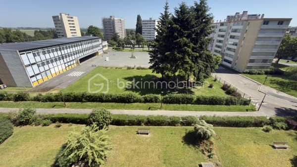 À Saint-Quentin, découvrez cet appartement entièrement rénové situé au 5ᵉ étage avec ascenseur d’une résidence entretenue.

Dès l’entrée, vous serez séduit par sa luminosité exceptionnelle et son agencement fonctionnel. Le vaste salon-séjour baigné de lumière s’ouvre sur un agréable balcon, parfait pour profiter d’un café au soleil ou d’un moment de détente après une journée de travail.

L’appartement comprend :

* Une belle pièce de vie lumineuse
* Une cuisine fonctionnelle avec Loggia.
* Deux chambres avec placards intégrés
* Une salle de bains
* Un balcon
* Une cave
* Ascenseur et interphone

Aucun travaux à prévoir : vous posez vos meubles et profitez immédiatement de votre nouveau logement.

Les atouts :

* Appartement entièrement rénové
* Très lumineux
* Balcon agréable
* Résidence bien entretenue
* Cave privative
* Ascenseur
* Proximité immédiate des commerces, écoles et transports
* Idéal premier achat
* Parfait également pour un investissement locatif

Une opportunité rare pour les acquéreurs recherchant un bien clé en main sans mauvaise surprise.

Prix : 75 900 € FAI

Pour plus d’informations ou organiser une visite, contactez Damien Lethellier – BSK Immobilier.