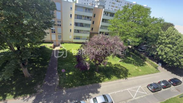 À Saint-Quentin, découvrez cet appartement entièrement rénové situé au 5ᵉ étage avec ascenseur d’une résidence entretenue.

Dès l’entrée, vous serez séduit par sa luminosité exceptionnelle et son agencement fonctionnel. Le vaste salon-séjour baigné de lumière s’ouvre sur un agréable balcon, parfait pour profiter d’un café au soleil ou d’un moment de détente après une journée de travail.

L’appartement comprend :

* Une belle pièce de vie lumineuse
* Une cuisine fonctionnelle avec Loggia.
* Deux chambres avec placards intégrés
* Une salle de bains
* Un balcon
* Une cave
* Ascenseur et interphone

Aucun travaux à prévoir : vous posez vos meubles et profitez immédiatement de votre nouveau logement.

Les atouts :

* Appartement entièrement rénové
* Très lumineux
* Balcon agréable
* Résidence bien entretenue
* Cave privative
* Ascenseur
* Proximité immédiate des commerces, écoles et transports
* Idéal premier achat
* Parfait également pour un investissement locatif

Une opportunité rare pour les acquéreurs recherchant un bien clé en main sans mauvaise surprise.

Prix : 75 900 € FAI

Pour plus d’informations ou organiser une visite, contactez Damien Lethellier – BSK Immobilier.