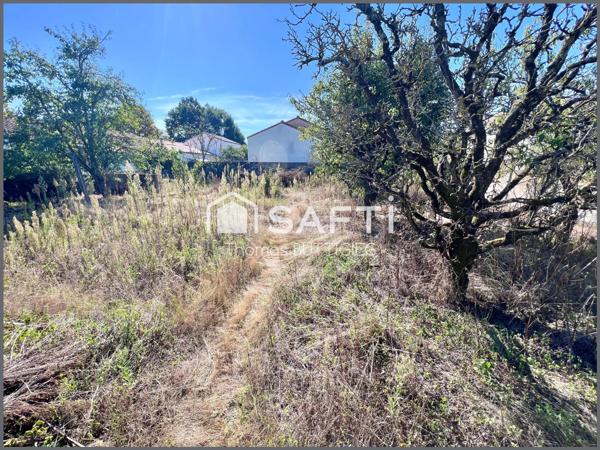 Terrain viabilisé et libre de constructeur en bourg.