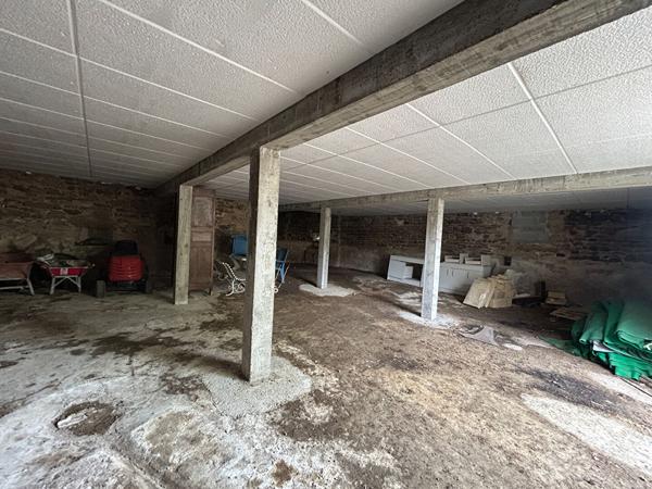 Maison en pierre à fort potentiel au coeur du Couchois sur terrain clos de 780 m²