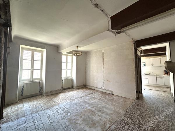 Maison en pierre à fort potentiel au coeur du Couchois sur terrain clos de 780 m²