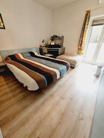 dans un joli cadre maison exposée Sud avec piscine